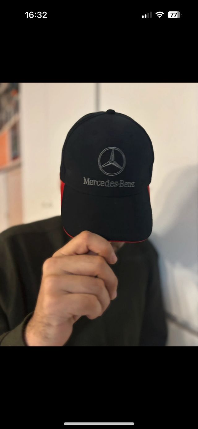 Gorra Mercedes-Benz Negra y Roja
