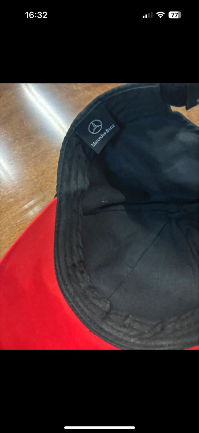 Gorra Mercedes-Benz Negra y Roja