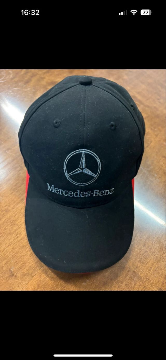 Gorra Mercedes-Benz Negra y Roja