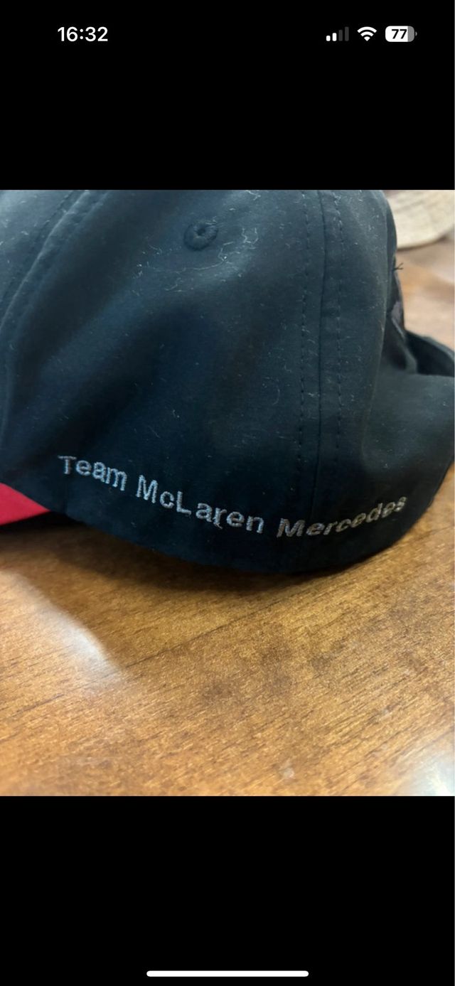 Gorra Mercedes-Benz Negra y Roja