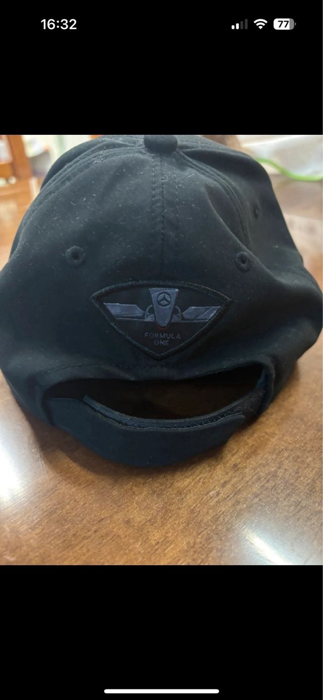 Gorra Mercedes-Benz Negra y Roja