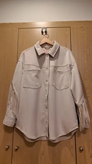 Chaqueta ante beige con flecos
