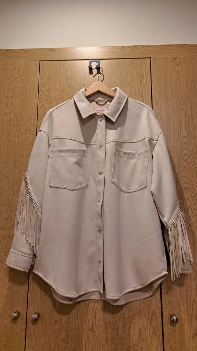 Chaqueta ante beige con flecos