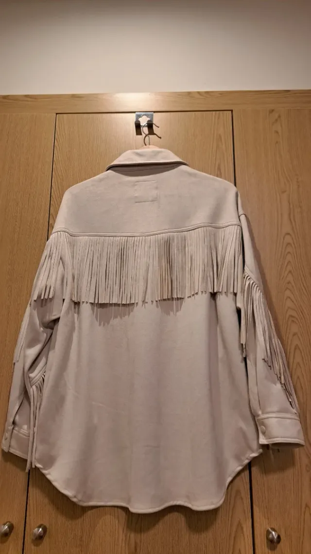 Chaqueta ante beige con flecos