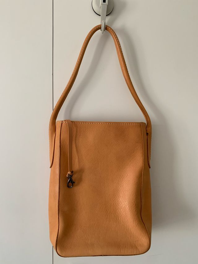 Bolso de hombro de cuero color caramelo