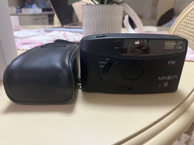 Cámara Minolta F10 Focus Free Negra