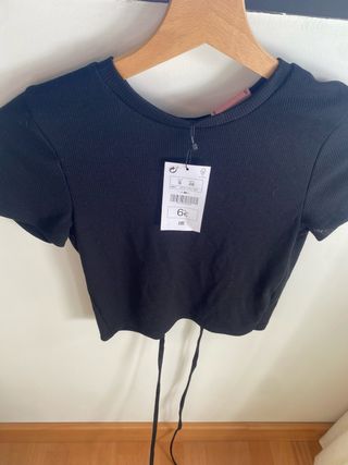 Top negro corto con lazada