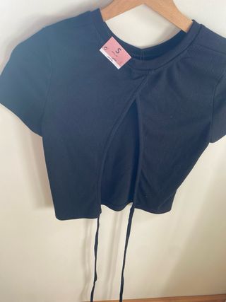 Top negro corto con lazada