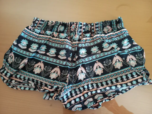 - Pantalón corto étnico estampado.