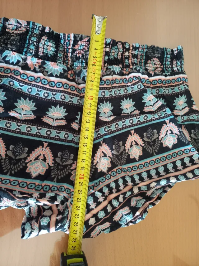 - Pantalón corto étnico estampado.