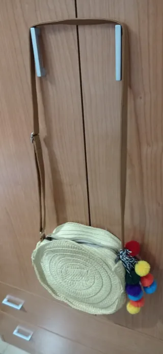Bolso de paja redondo con pompones