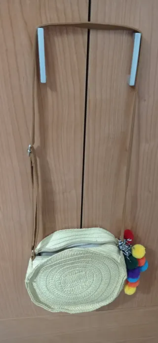 Bolso de paja redondo con pompones