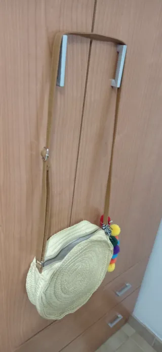 Bolso de paja redondo con pompones