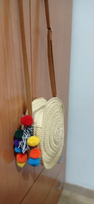 Bolso de paja redondo con pompones