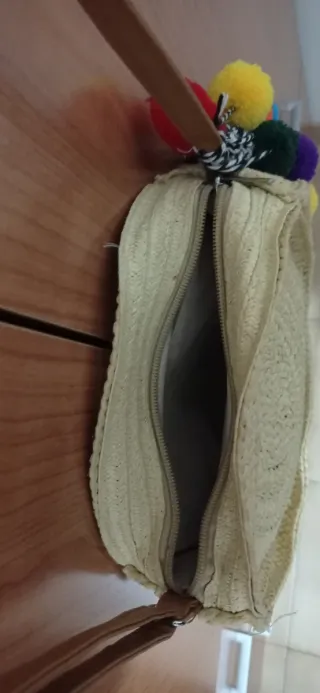 Bolso de paja redondo con pompones