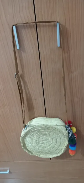 Bolso de paja redondo con pompones