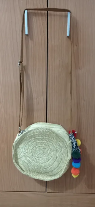 Bolso de paja redondo con pompones