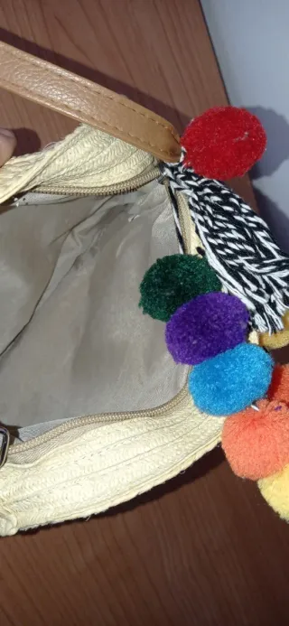 Bolso de paja redondo con pompones