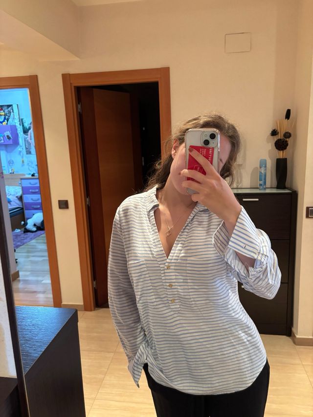 Camisa de rayas azul y blanca