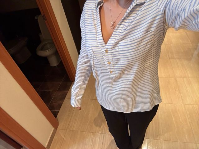 Camisa de rayas azul y blanca
