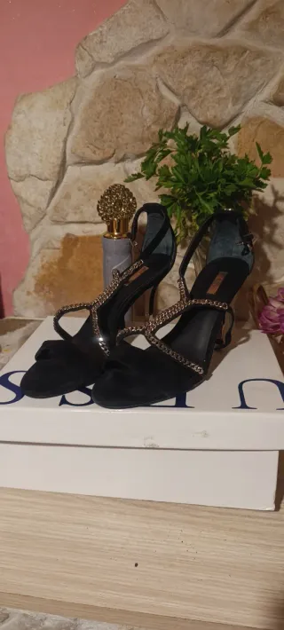 Sandali Guess neri con dettagli oro