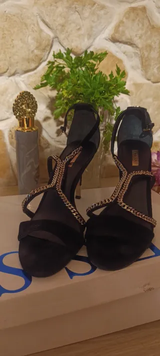 Sandali Guess neri con dettagli oro