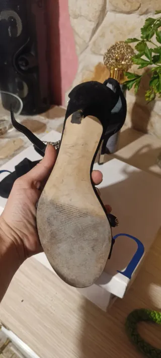 Sandali Guess neri con dettagli oro