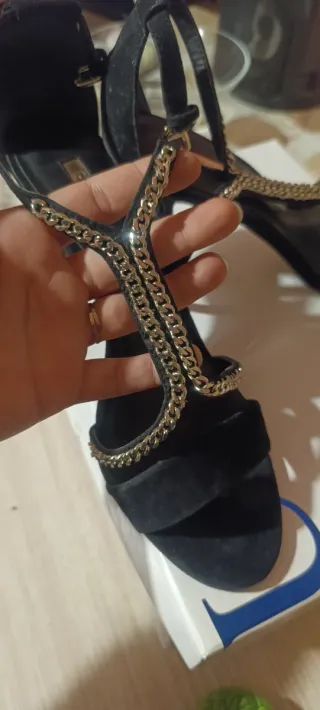 Sandali Guess neri con dettagli oro