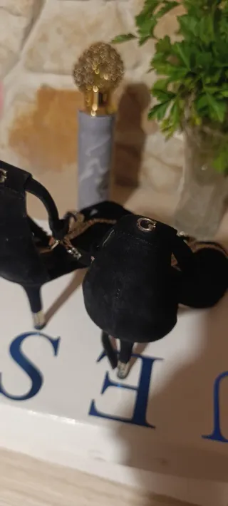 Sandali Guess neri con dettagli oro