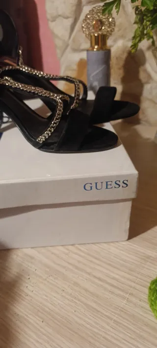 Sandali Guess neri con dettagli oro