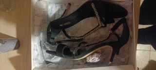 Sandali Guess neri con dettagli oro