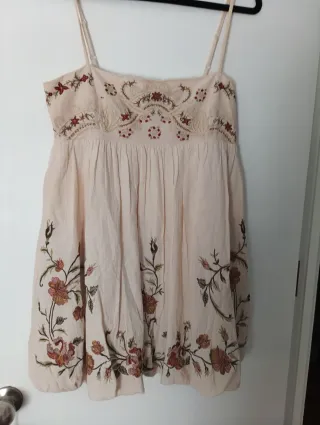 Vestido ZARA beige bordado