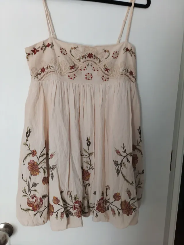 Vestido ZARA beige bordado
