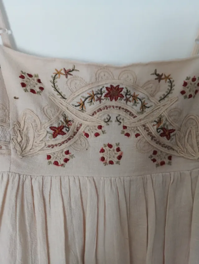 Vestido ZARA beige bordado