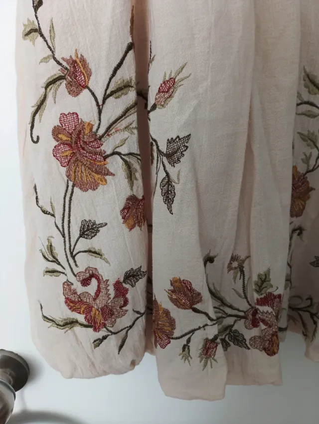 Vestido ZARA beige bordado