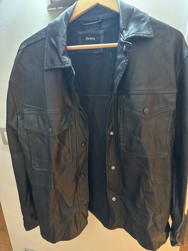 Chaqueta Bershka negra
