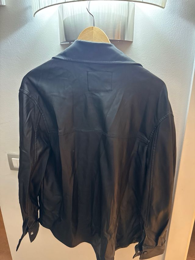 Chaqueta Bershka negra