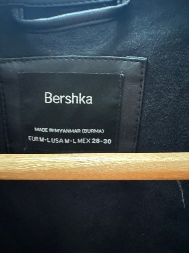 Chaqueta Bershka negra