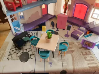 Casa de muñecas morada y blanca