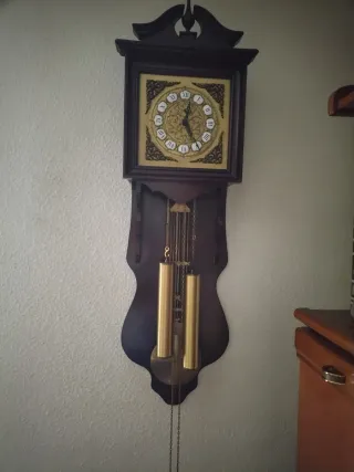 Reloj de péndulo vintage madera oscura