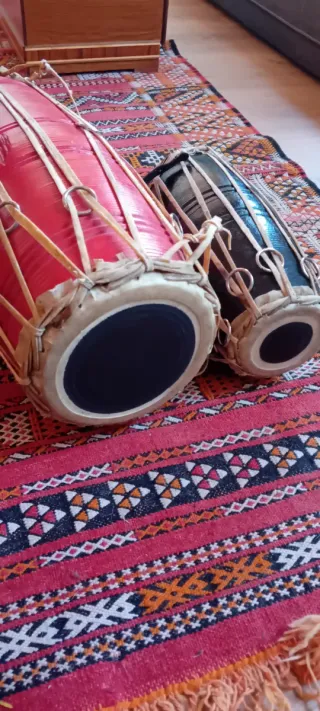 Tambores tradicionales rojos y negros De Nepal