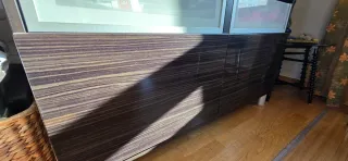 Aparador wengue puertas cristal y cajones