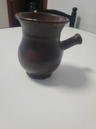 Chocolatera de barro con asa