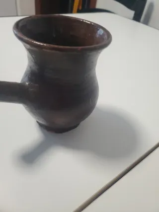 Chocolatera de barro con asa