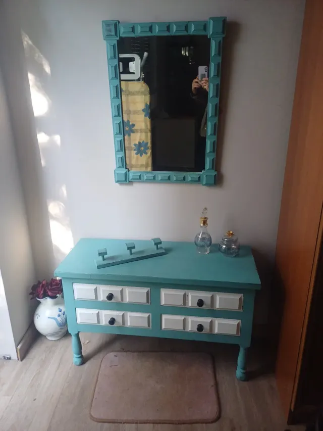 Comodino blu con specchio e appendiabiti