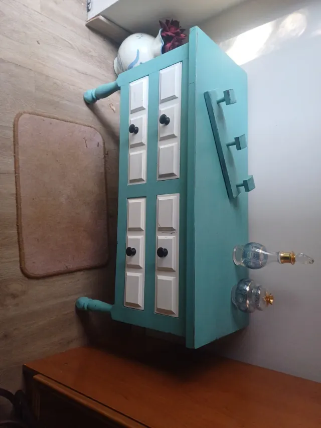 Comodino blu con specchio e appendiabiti