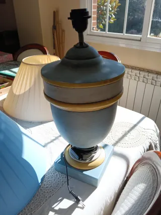 Lámpara de mesa azul y dorada Con dos tulipas.