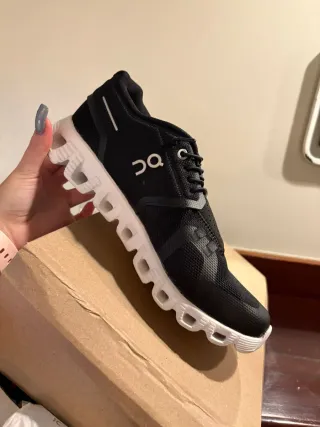 Zapatillas ON Cloud Running Negras Blancas