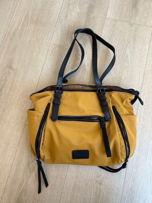 Bolso de hombro mostaza con detalles negros