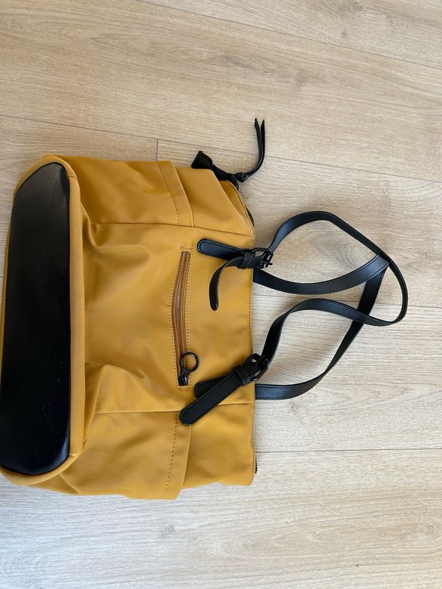 Bolso de hombro mostaza con detalles negros